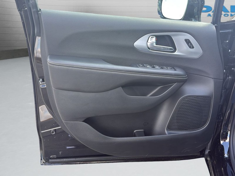 Chrysler Pacifica Vehicle Full-screen Gallery Image 11