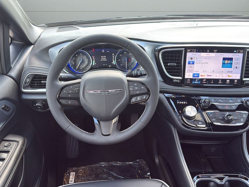 Chrysler Pacifica Vehicle Full-screen Gallery Image 12