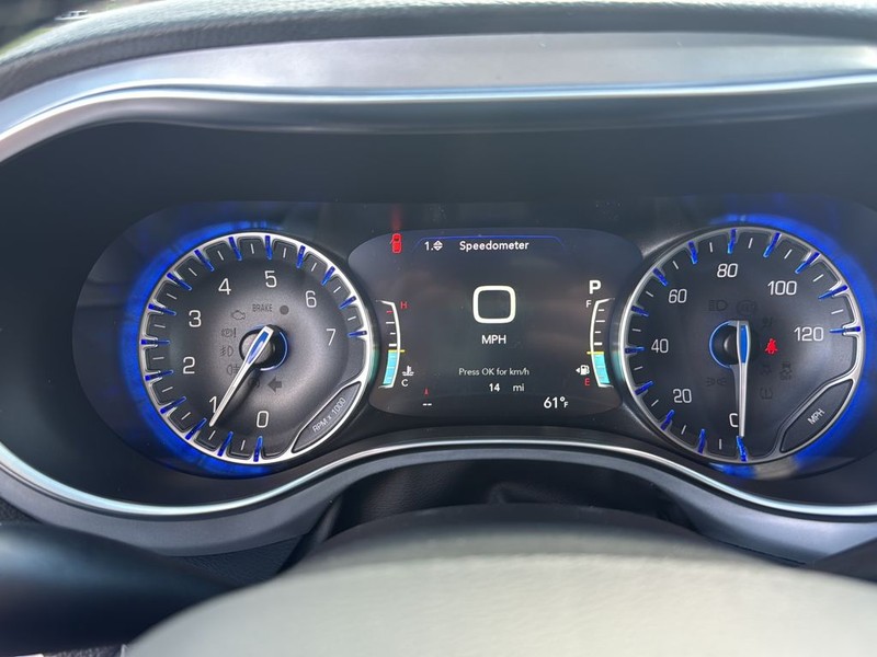 Chrysler Pacifica Vehicle Full-screen Gallery Image 13
