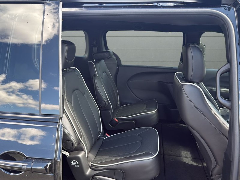 Chrysler Pacifica Vehicle Full-screen Gallery Image 14