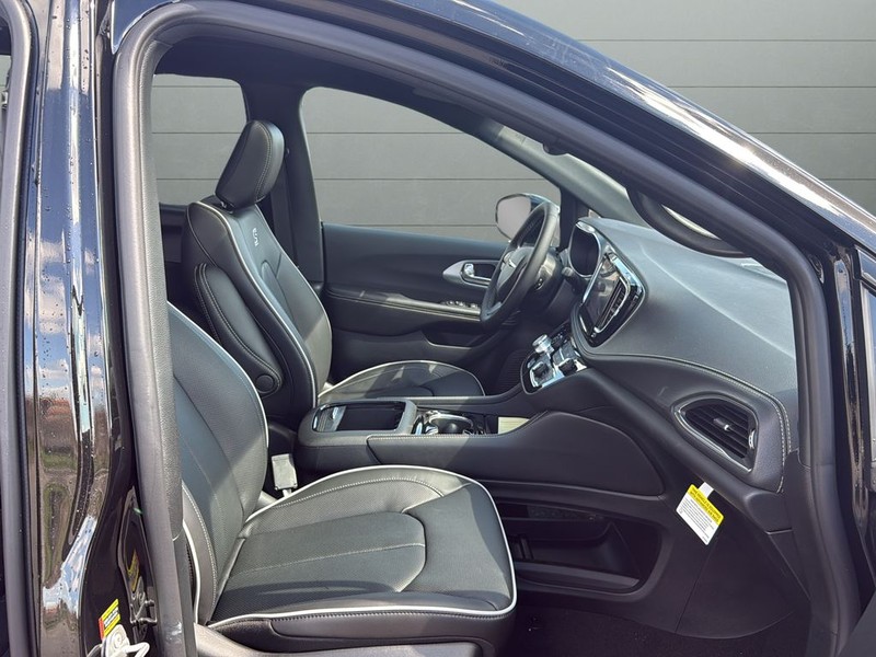 Chrysler Pacifica Vehicle Full-screen Gallery Image 15