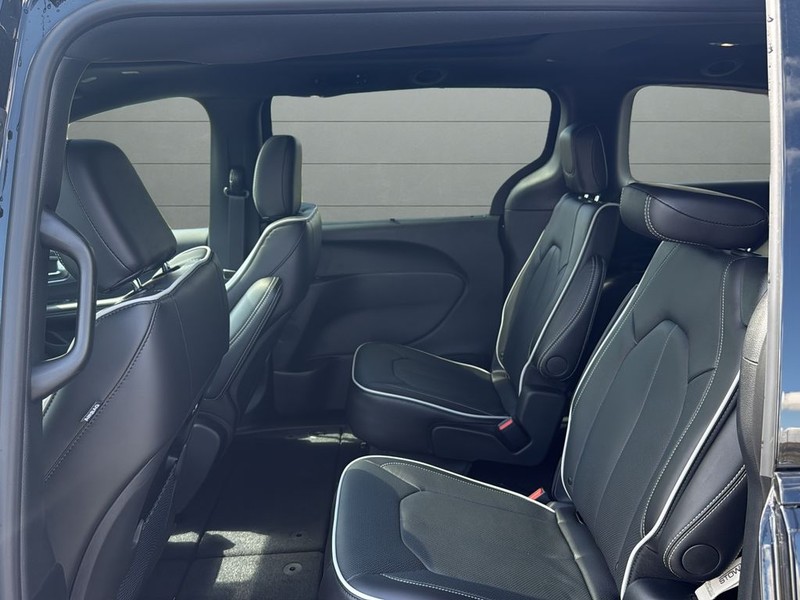 Chrysler Pacifica Vehicle Full-screen Gallery Image 17
