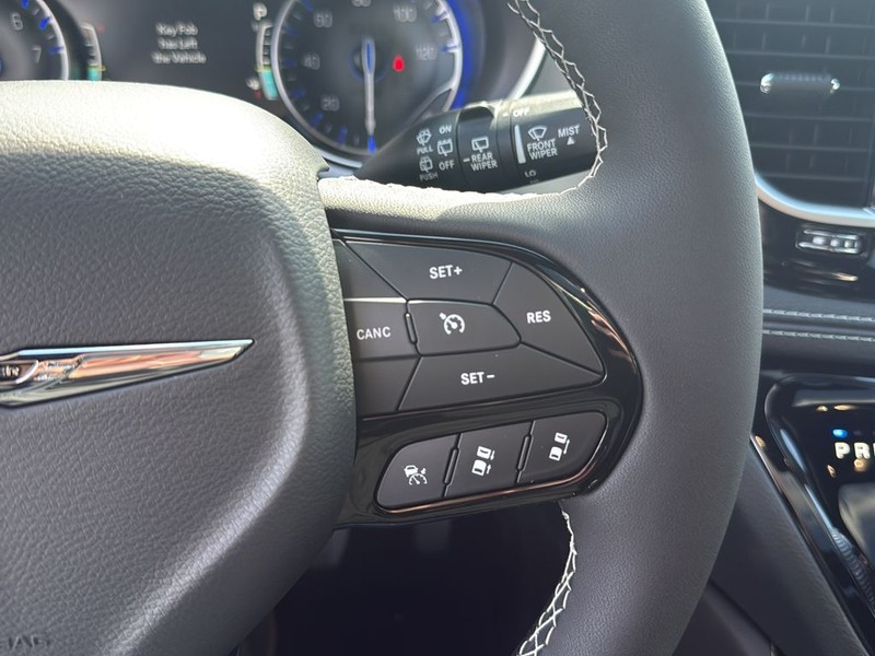 Chrysler Pacifica Vehicle Full-screen Gallery Image 19