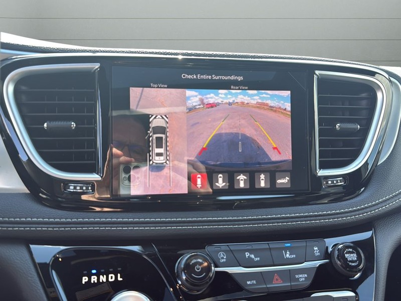Chrysler Pacifica Vehicle Full-screen Gallery Image 22