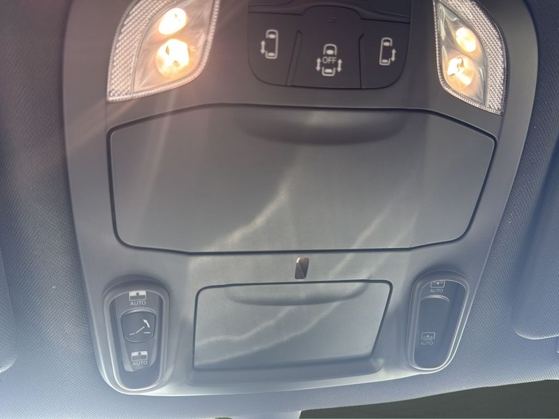 Chrysler Pacifica Vehicle Full-screen Gallery Image 23