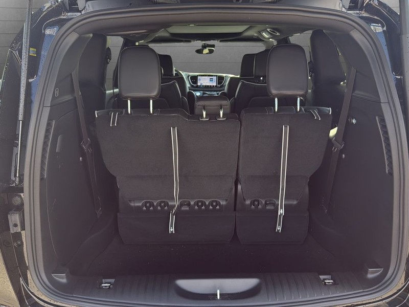 Chrysler Pacifica Vehicle Full-screen Gallery Image 24