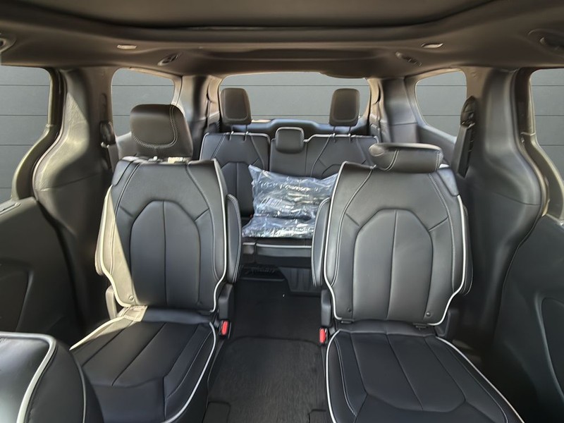 Chrysler Pacifica Vehicle Full-screen Gallery Image 27