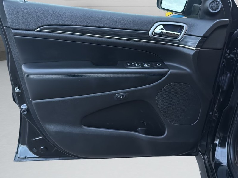 Jeep Grand Cherokee Vehicle Full-screen Gallery Image 21