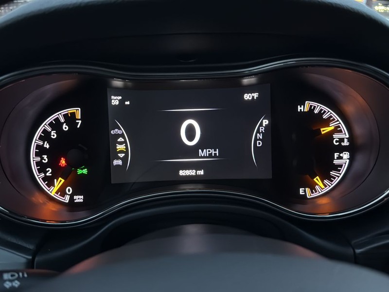 Jeep Grand Cherokee Vehicle Full-screen Gallery Image 23