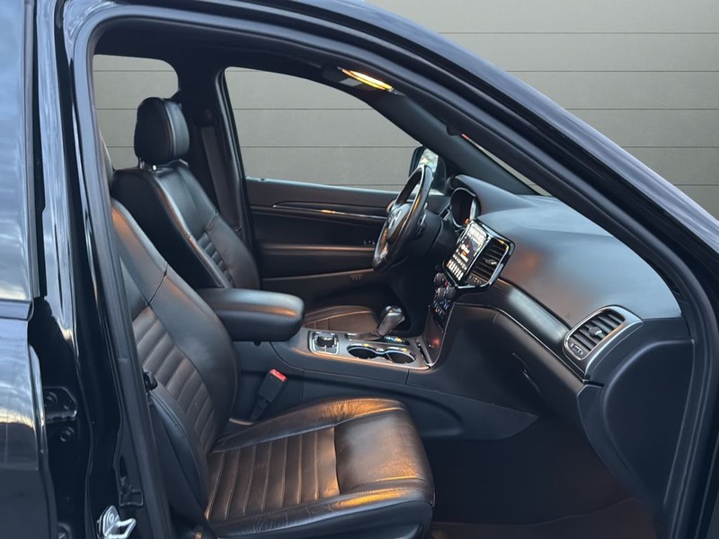 Jeep Grand Cherokee Vehicle Full-screen Gallery Image 25