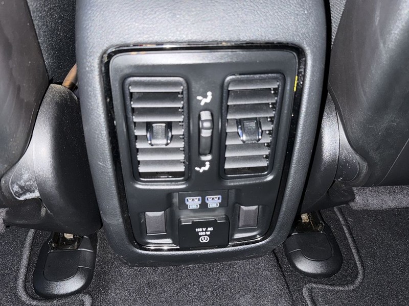 Jeep Grand Cherokee Vehicle Full-screen Gallery Image 28