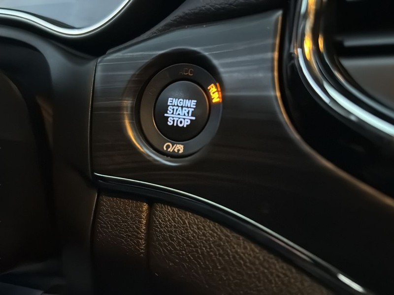 Jeep Grand Cherokee Vehicle Full-screen Gallery Image 31