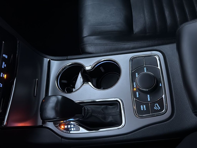 Jeep Grand Cherokee Vehicle Full-screen Gallery Image 32