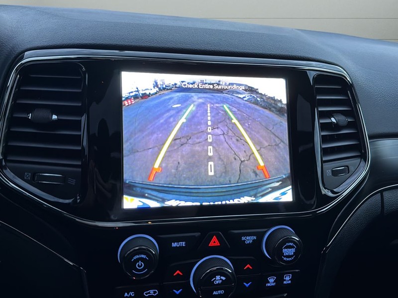 Jeep Grand Cherokee Vehicle Full-screen Gallery Image 34