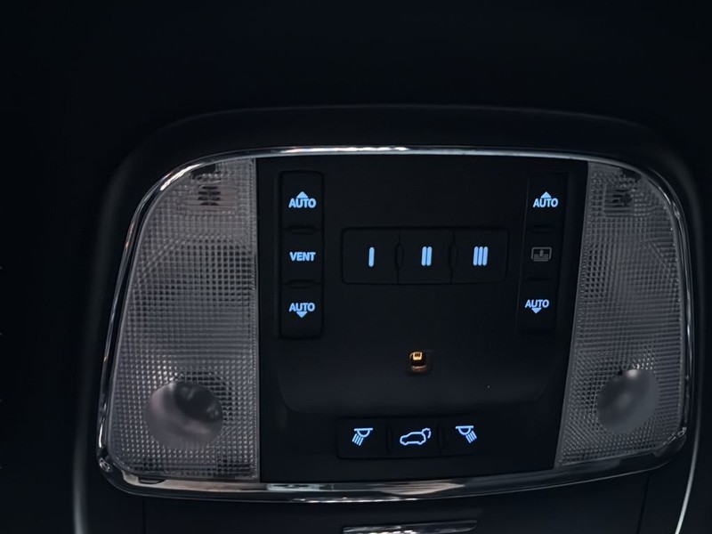 Jeep Grand Cherokee Vehicle Full-screen Gallery Image 35