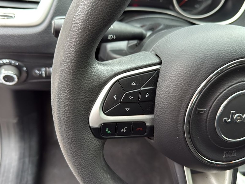 Jeep Compass Vehicle Full-screen Gallery Image 9