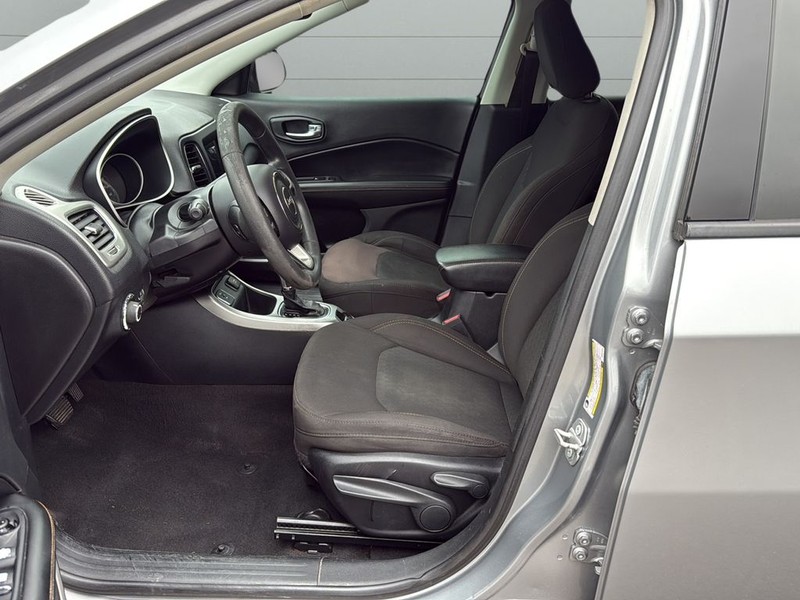 Jeep Compass Vehicle Full-screen Gallery Image 10