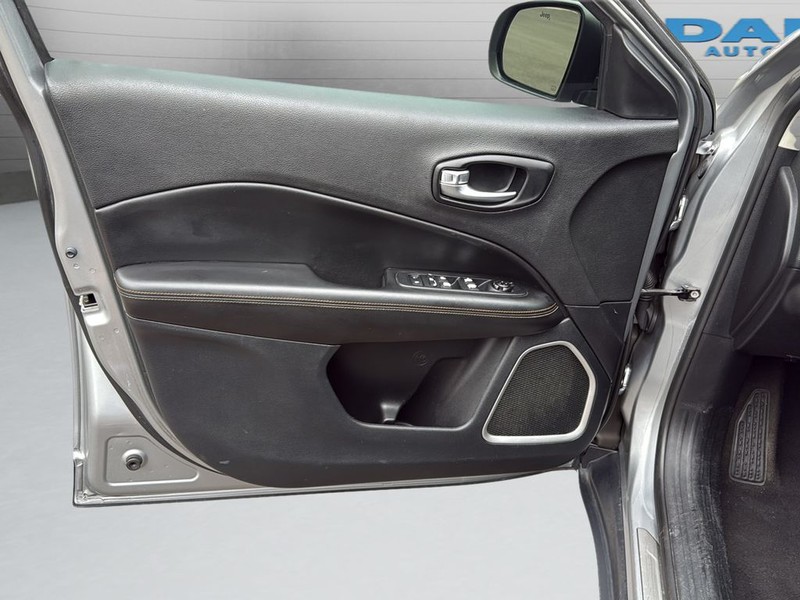 Jeep Compass Vehicle Full-screen Gallery Image 11