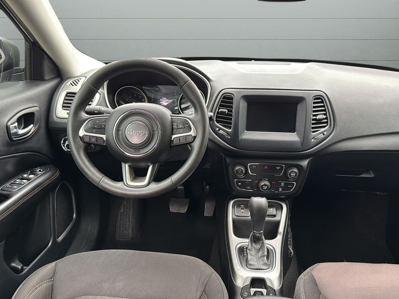 Jeep Compass Vehicle Full-screen Gallery Image 12