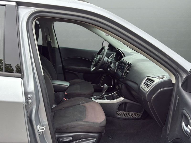 Jeep Compass Vehicle Full-screen Gallery Image 15