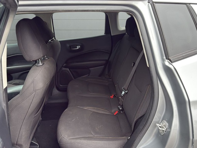 Jeep Compass Vehicle Full-screen Gallery Image 16