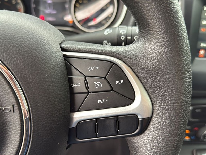 Jeep Compass Vehicle Full-screen Gallery Image 18