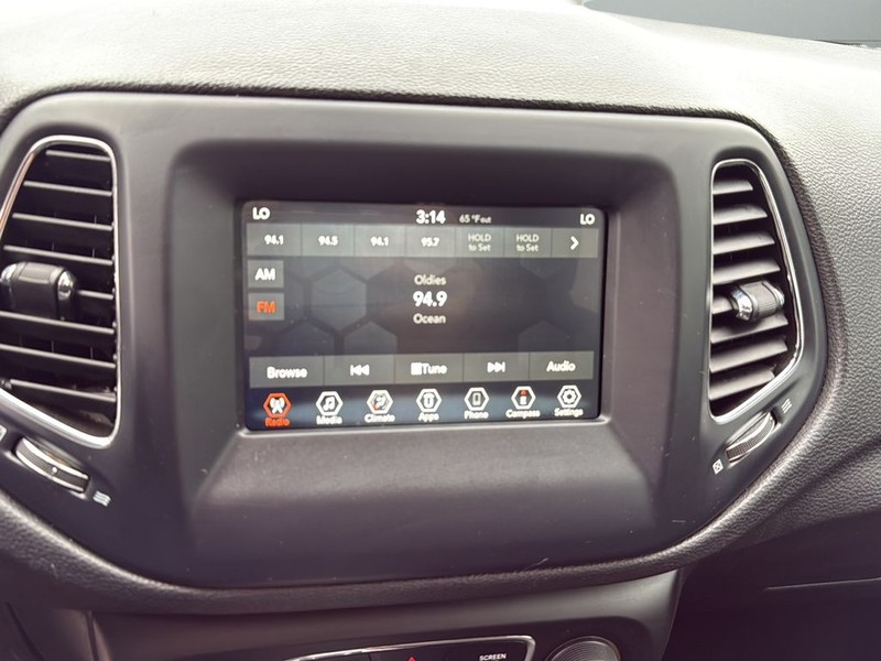 Jeep Compass Vehicle Full-screen Gallery Image 21