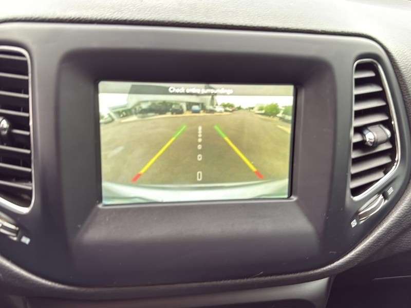 Jeep Compass Vehicle Full-screen Gallery Image 22