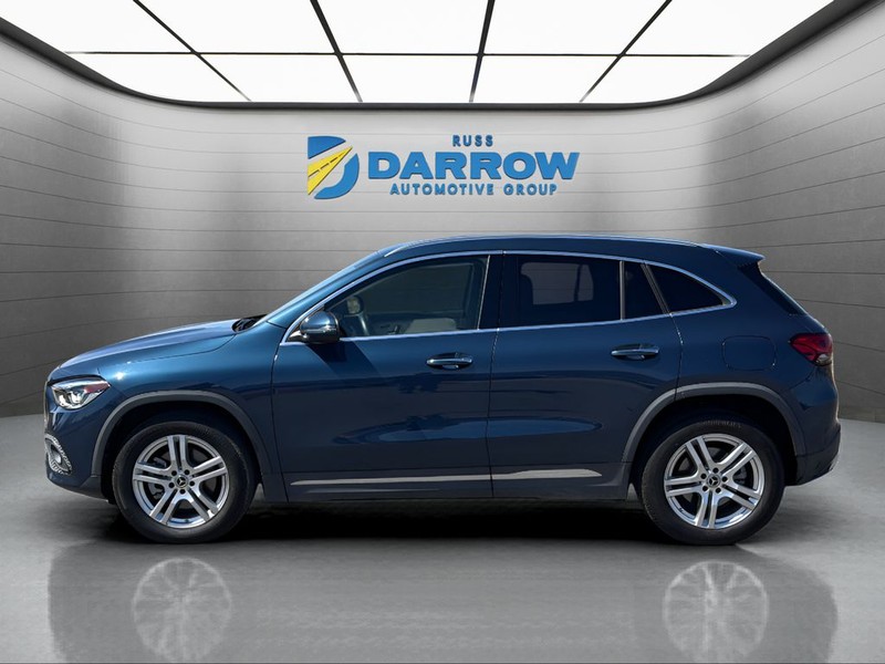 Mercedes-Benz GLA Vehicle Full-screen Gallery Image 2