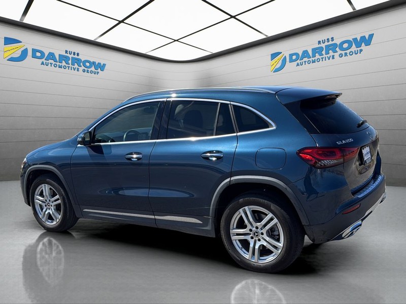 Mercedes-Benz GLA Vehicle Full-screen Gallery Image 3