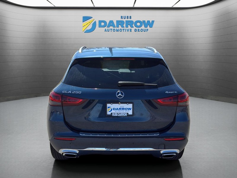 Mercedes-Benz GLA Vehicle Full-screen Gallery Image 4