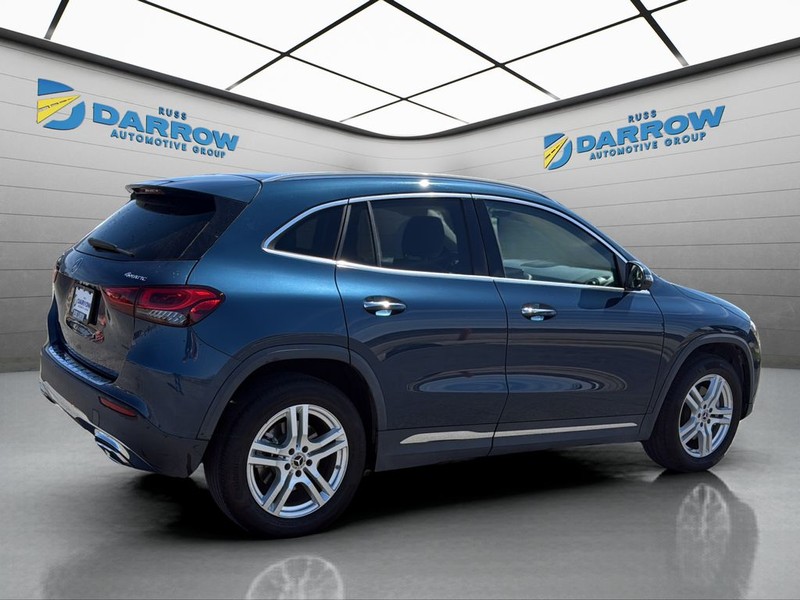 Mercedes-Benz GLA Vehicle Full-screen Gallery Image 5