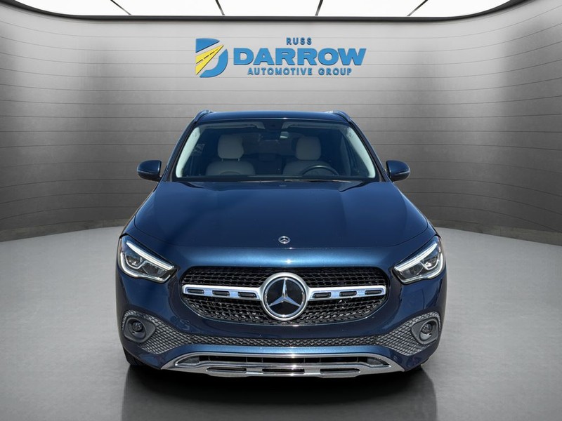 Mercedes-Benz GLA Vehicle Full-screen Gallery Image 8