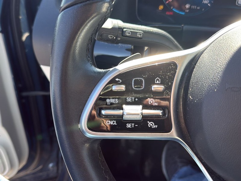 Mercedes-Benz GLA Vehicle Full-screen Gallery Image 9