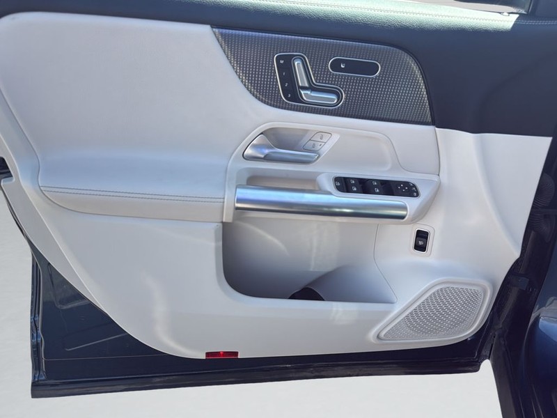 Mercedes-Benz GLA Vehicle Full-screen Gallery Image 11