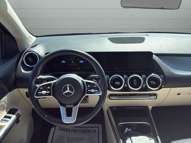 Mercedes-Benz GLA Vehicle Full-screen Gallery Image 12