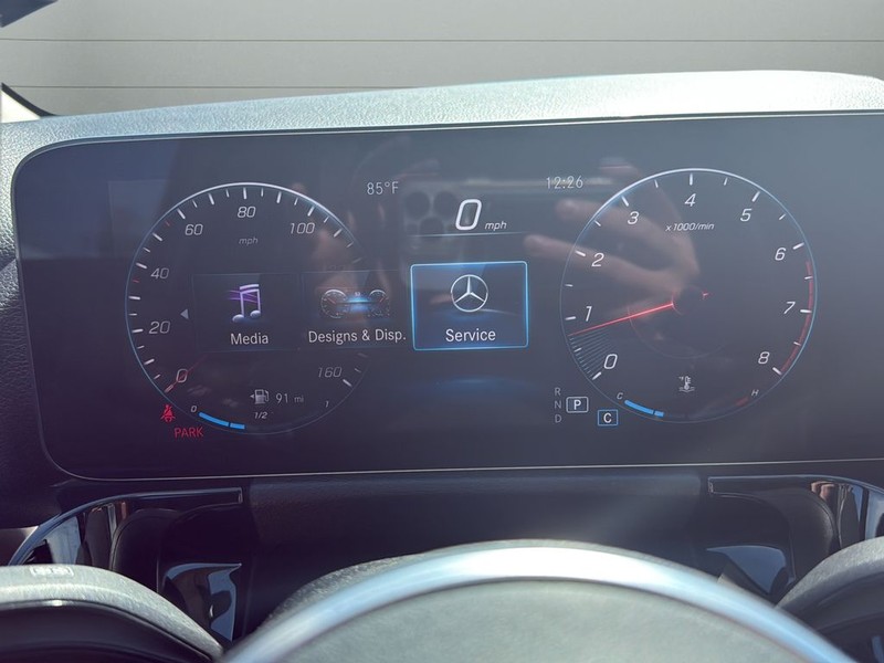 Mercedes-Benz GLA Vehicle Full-screen Gallery Image 13