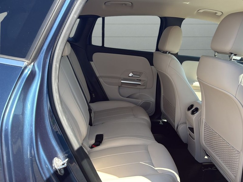 Mercedes-Benz GLA Vehicle Full-screen Gallery Image 14