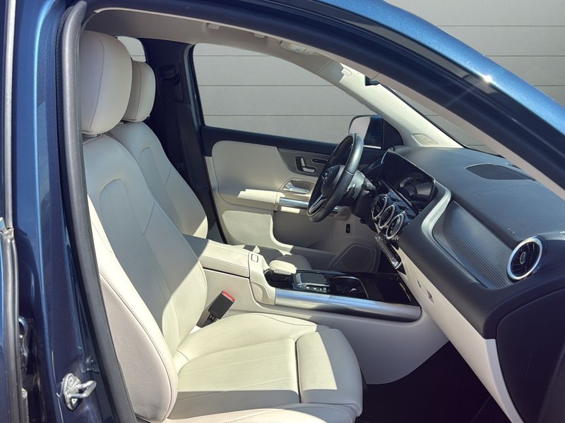 Mercedes-Benz GLA Vehicle Full-screen Gallery Image 15
