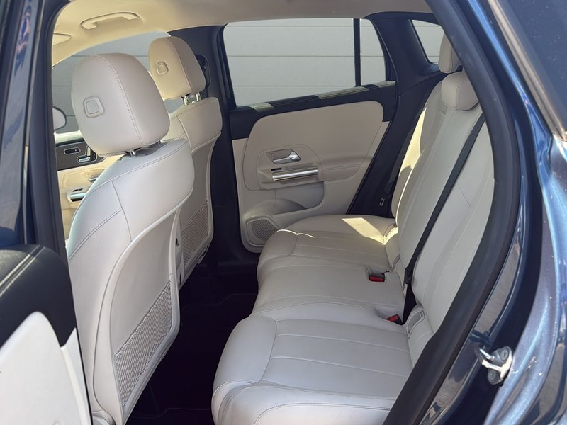 Mercedes-Benz GLA Vehicle Full-screen Gallery Image 16