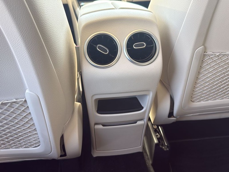 Mercedes-Benz GLA Vehicle Full-screen Gallery Image 17