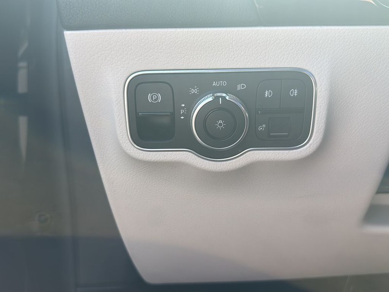 Mercedes-Benz GLA Vehicle Full-screen Gallery Image 18