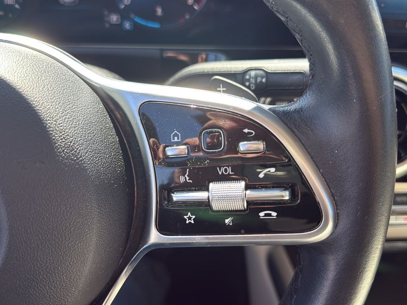 Mercedes-Benz GLA Vehicle Full-screen Gallery Image 19