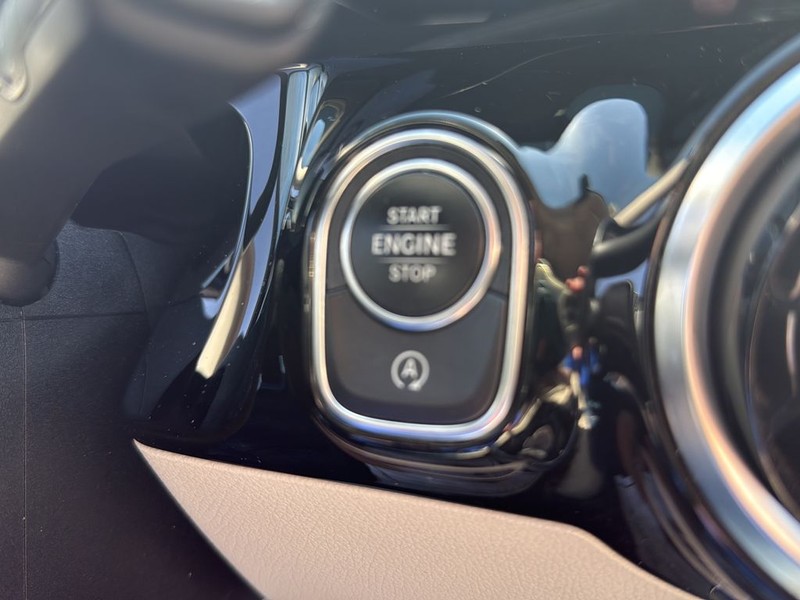 Mercedes-Benz GLA Vehicle Full-screen Gallery Image 20