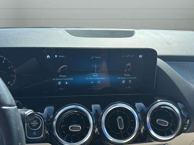 Mercedes-Benz GLA Vehicle Full-screen Gallery Image 21