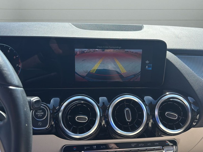 Mercedes-Benz GLA Vehicle Full-screen Gallery Image 22