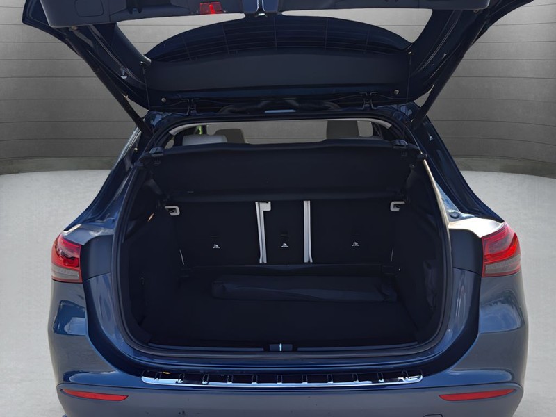 Mercedes-Benz GLA Vehicle Full-screen Gallery Image 24