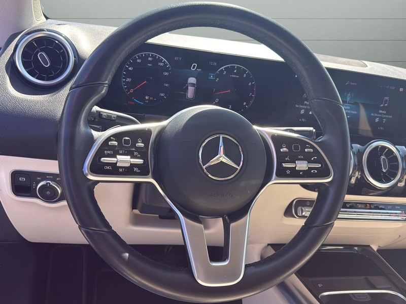 Mercedes-Benz GLA Vehicle Full-screen Gallery Image 26