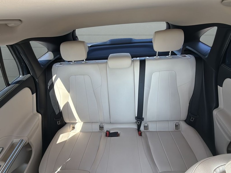Mercedes-Benz GLA Vehicle Full-screen Gallery Image 27