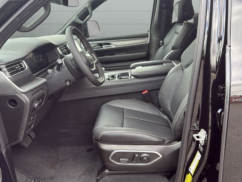 Jeep Grand Wagoneer L Vehicle Full-screen Gallery Image 10